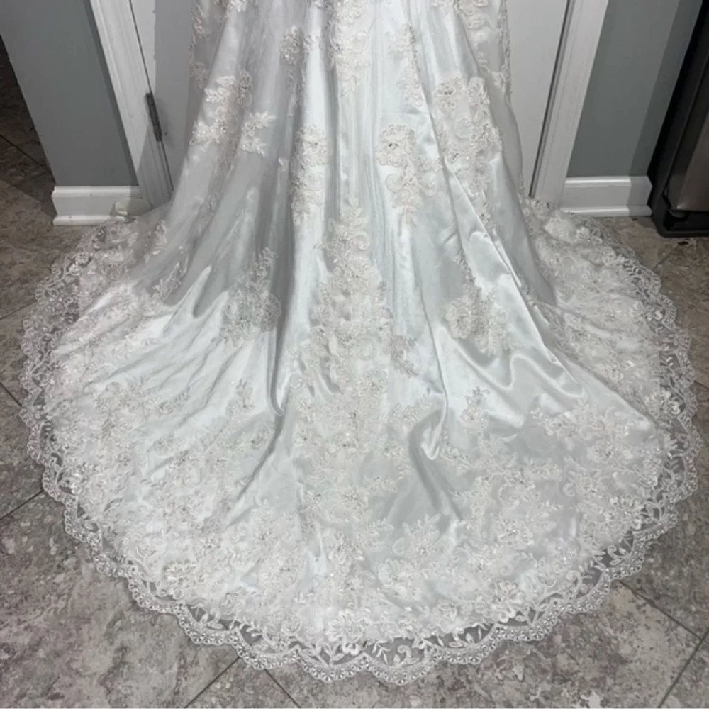 Elegant  Ivory Wedding Dress - Picture 5 of 17